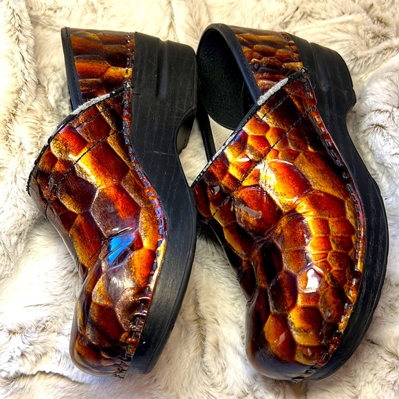 Dansko Professional tigers reptile snake print leather Clogs - Picture 4 of 6